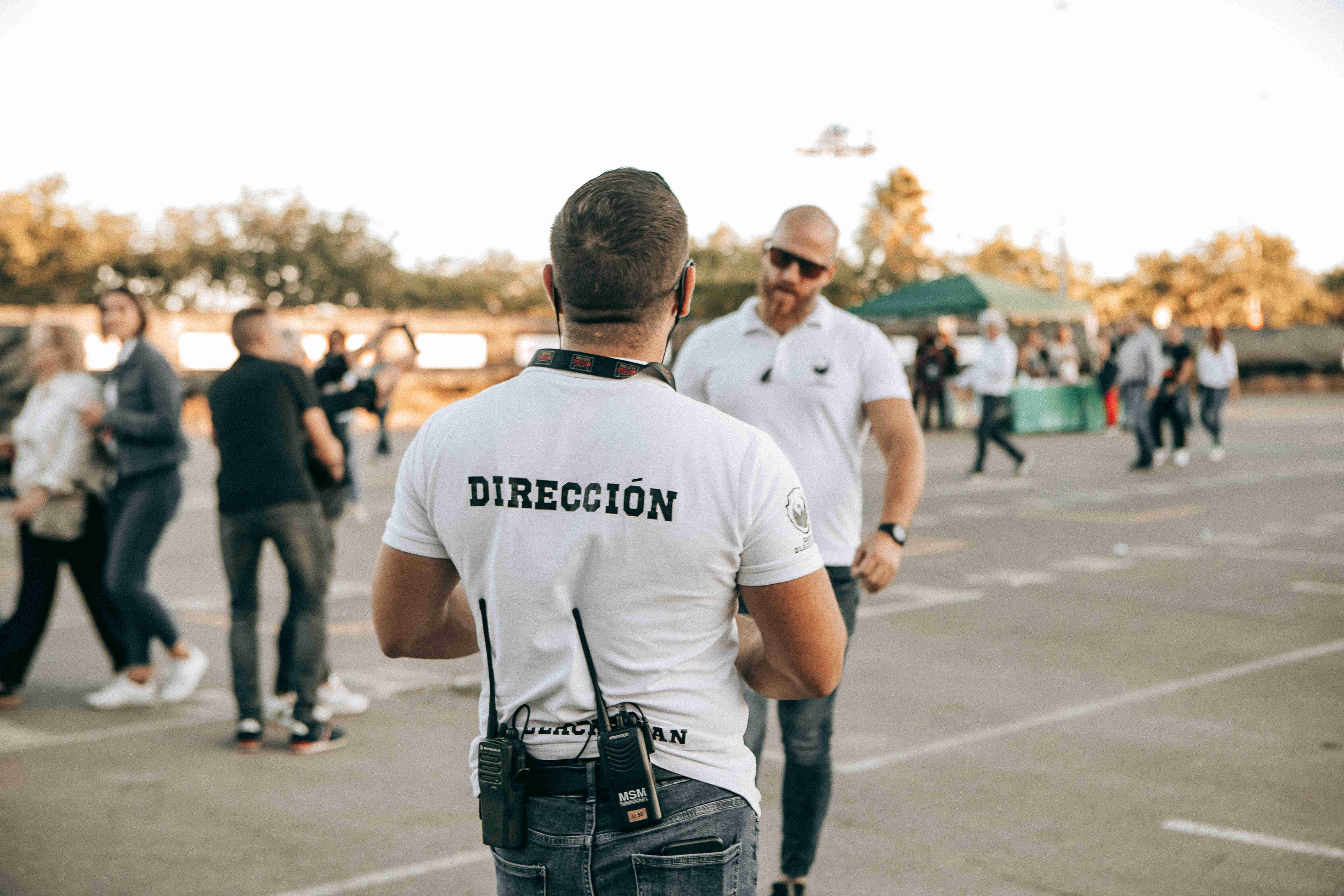 chico de seguridad en un concierto